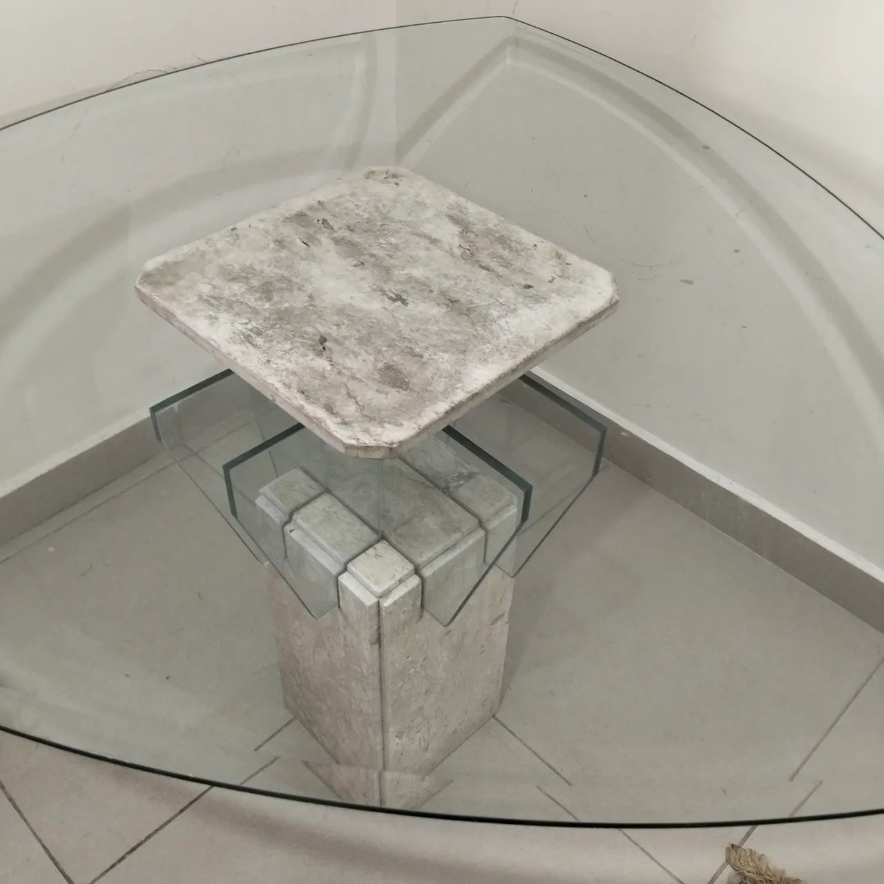 Mesa de Vidro Triangular com Base Escultural em Mármore - Foto 2