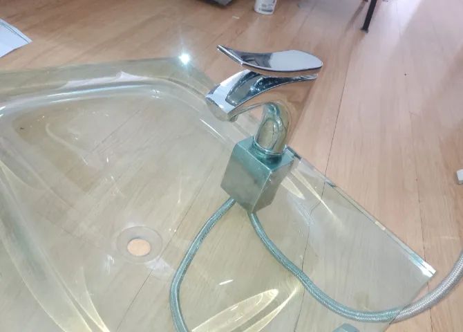Pia / Cuba de vidro banheiro com torneira água quente e fria. - Foto 2