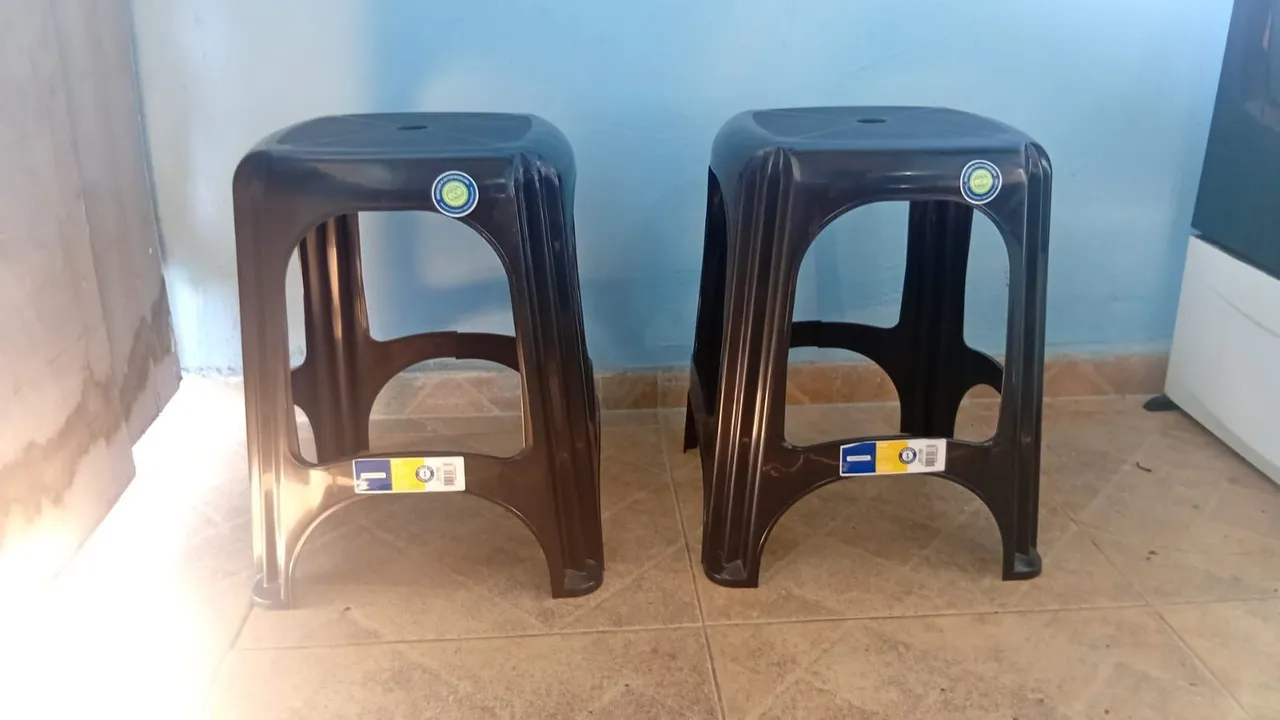 Conjunto de Bancos Plásticos Resistentes - Ótimo Preço!