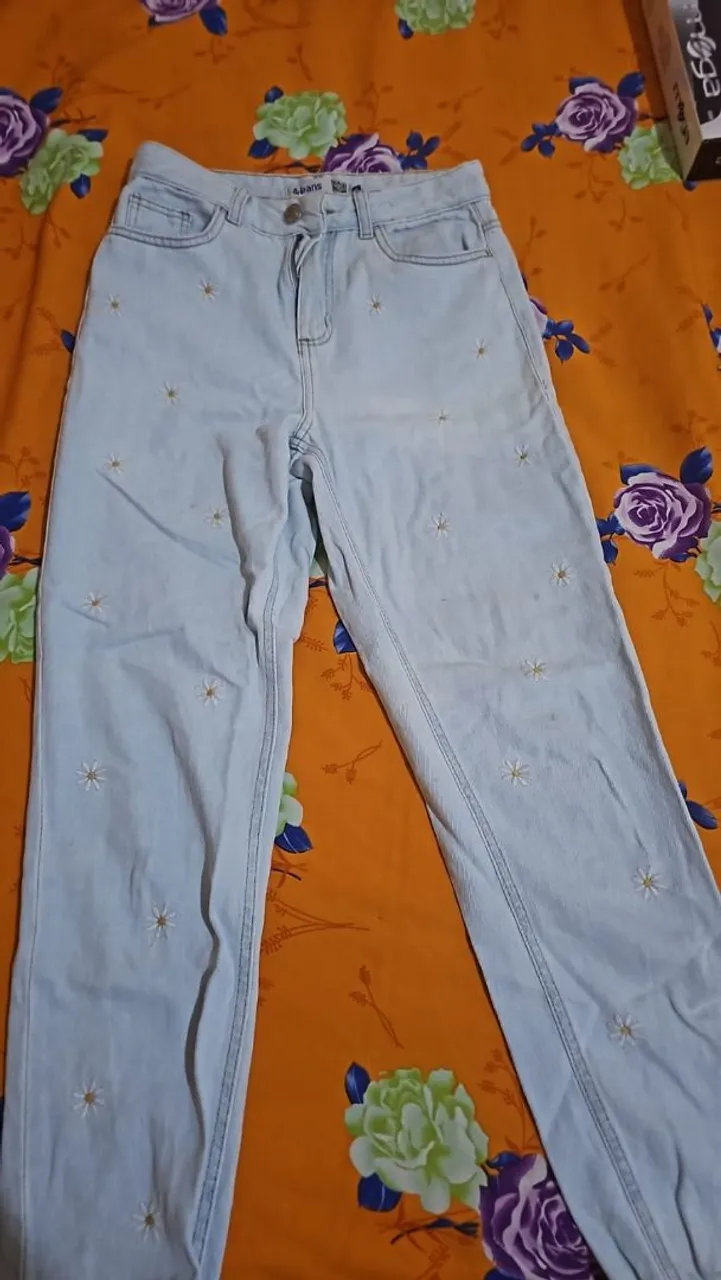 Calça Jeans Clara Bordada com Flores