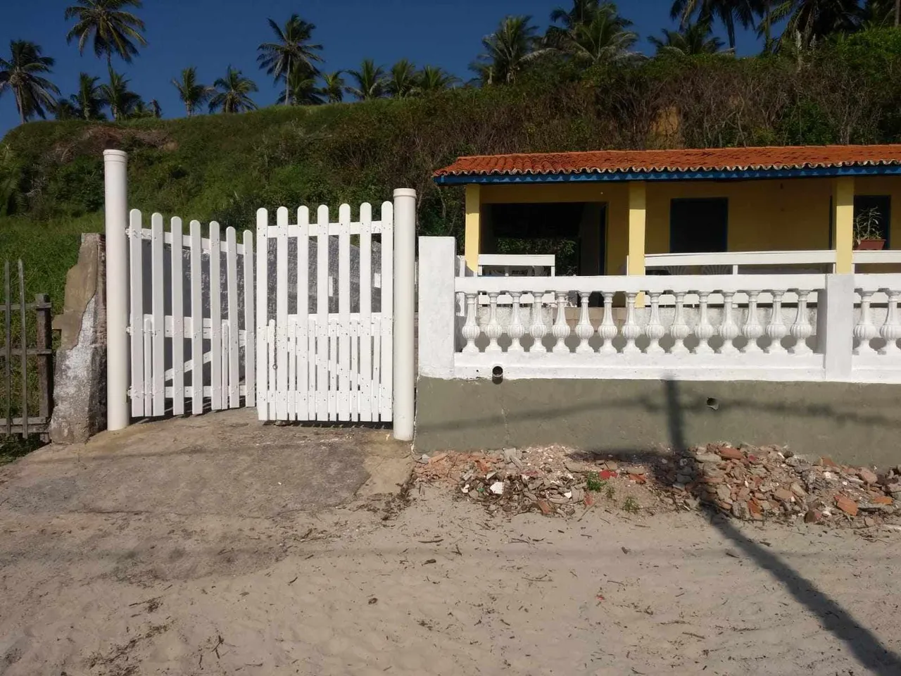 Alugo uma casa de praia por diária.