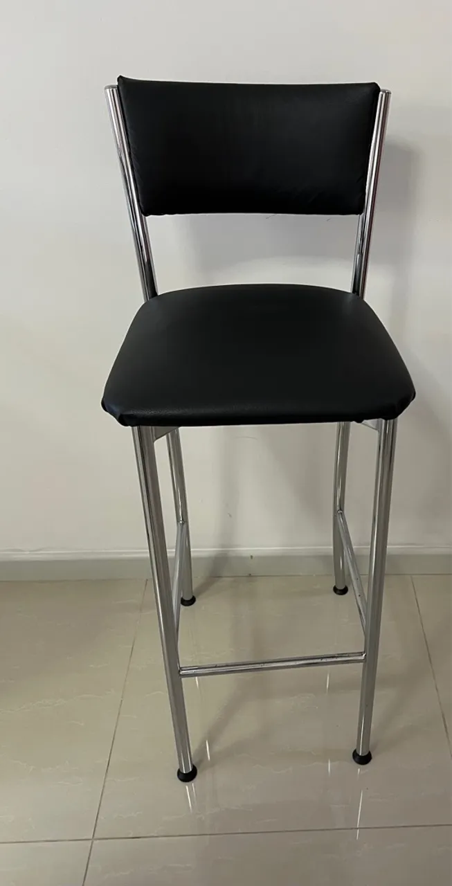 Banqueta em alumínio e courino preto