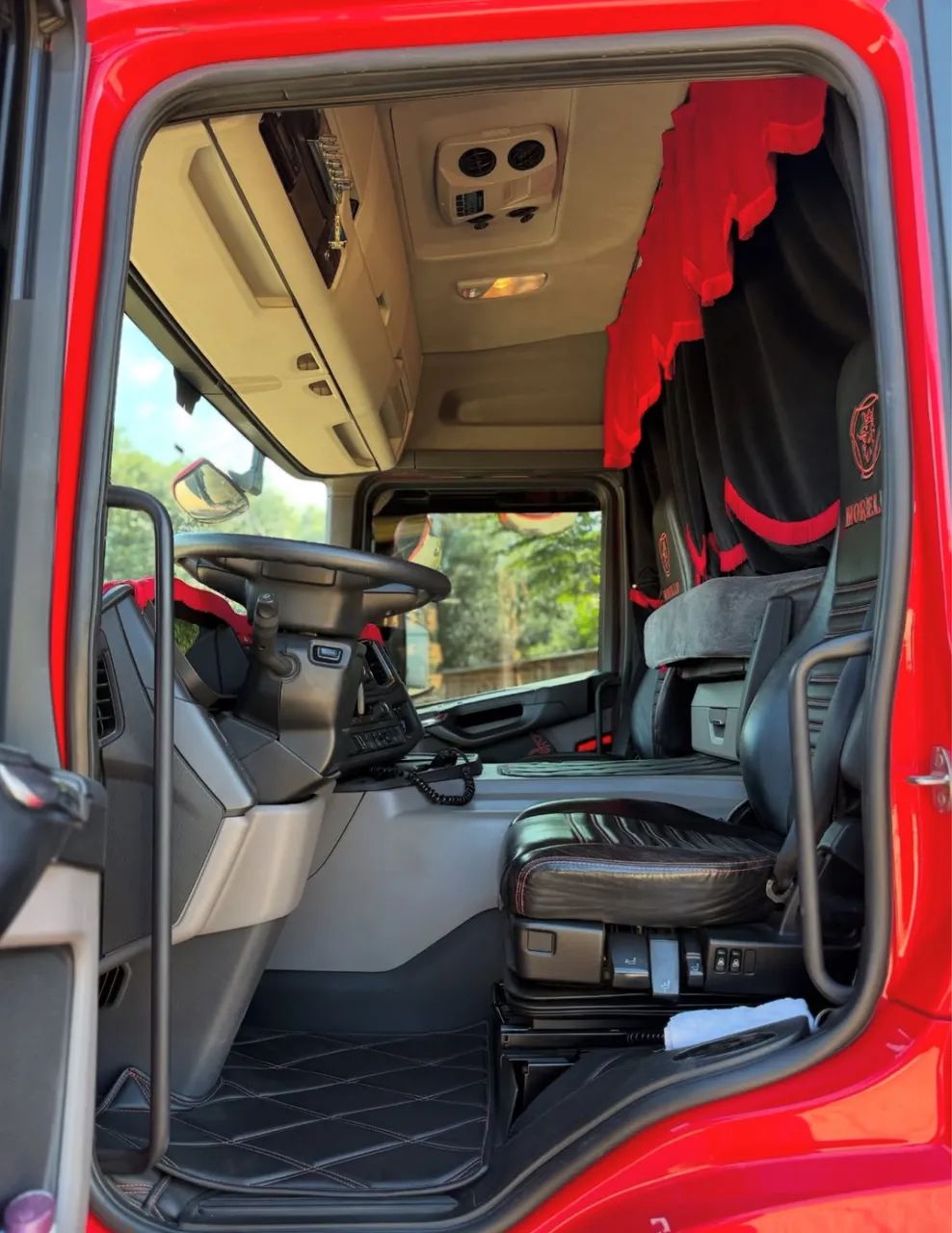 Caminhão  Scania P 320 Carroceria 2020 - Foto 12