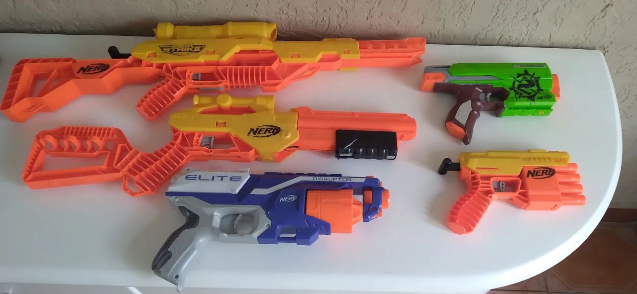 Kit com 5 lançadores de dardos Nerf , com cartela com 5 dardos