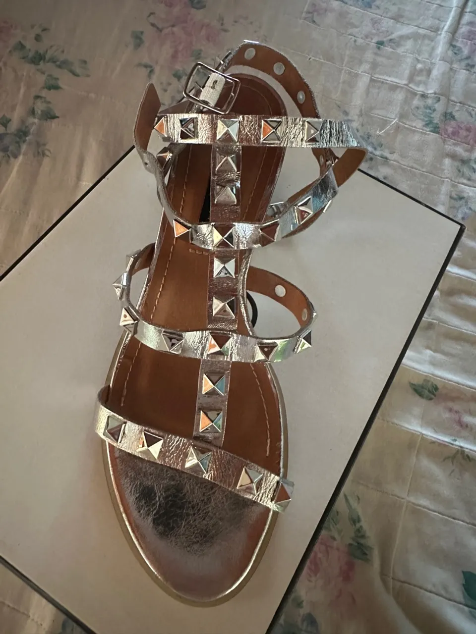 Sandália Feminina Prateada com Detalhes em Metal