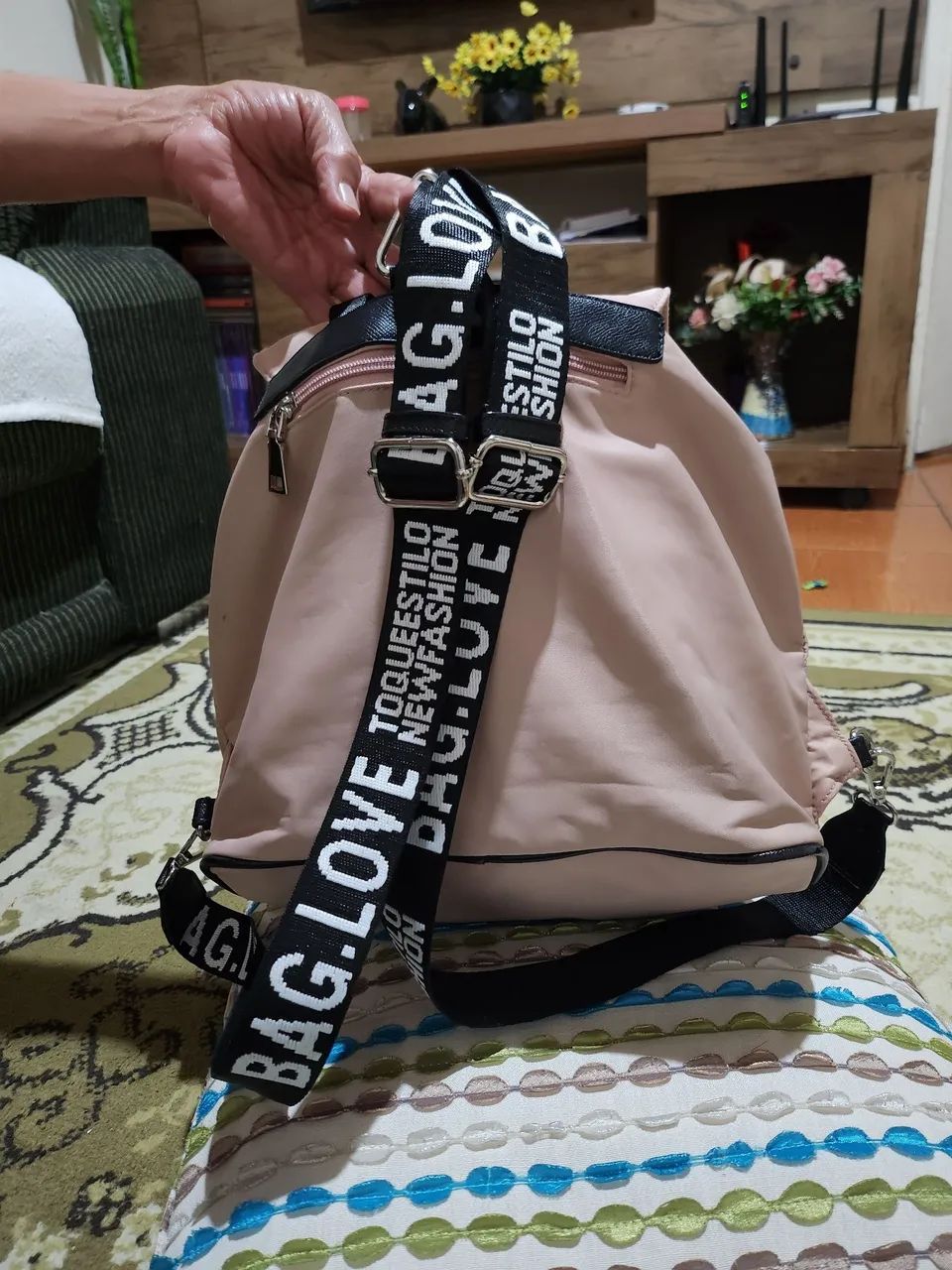 Mochila Rosa com Detalhes em Preto - Foto 2