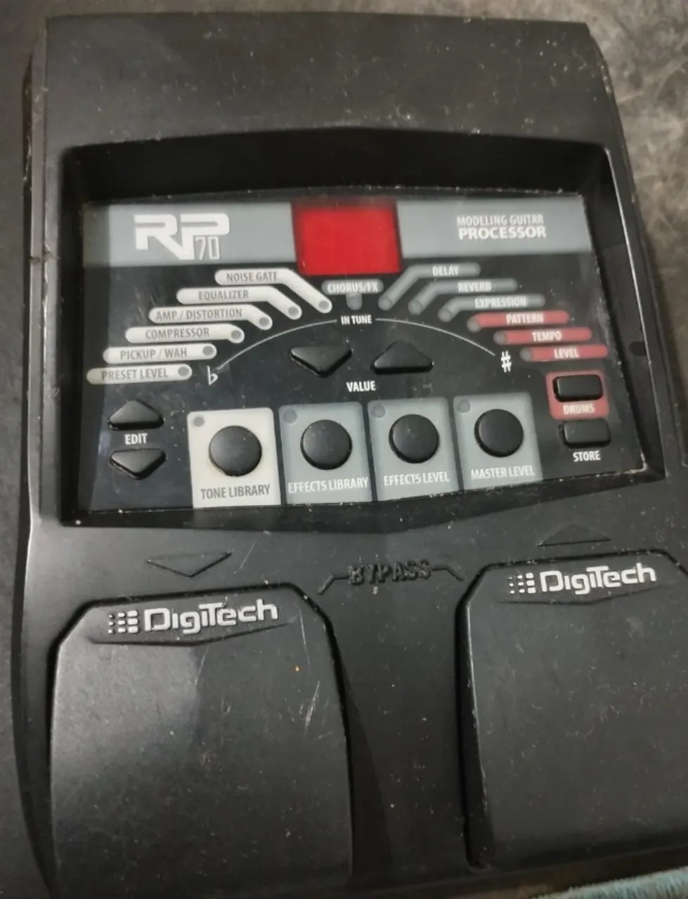 Pedaleira RP 70 DIGITECH pronta para uso