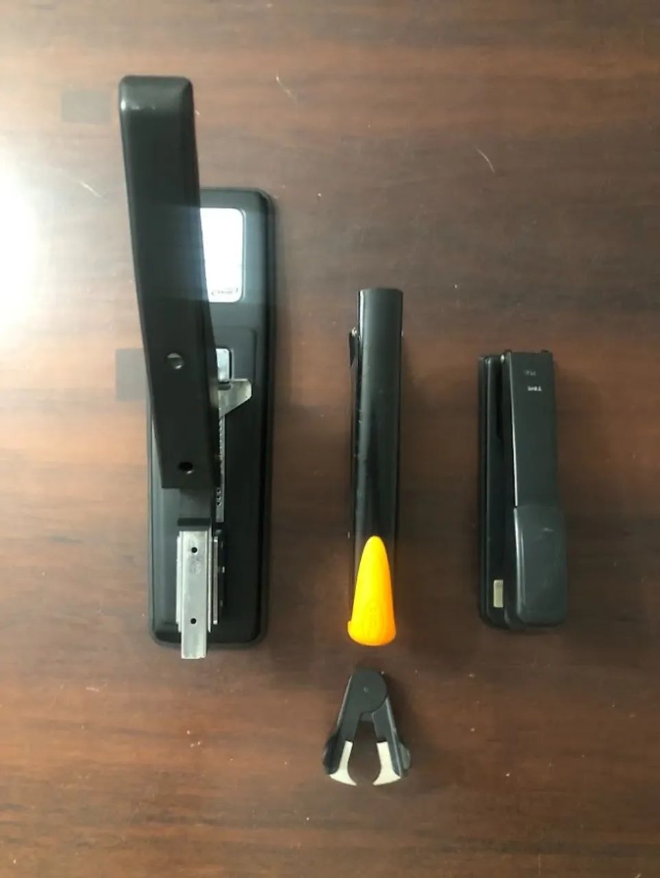 Kit papelaria: guilhotina +grampeadores + furadores - Foto 2