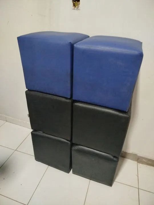 4 pufe em ótima condições .