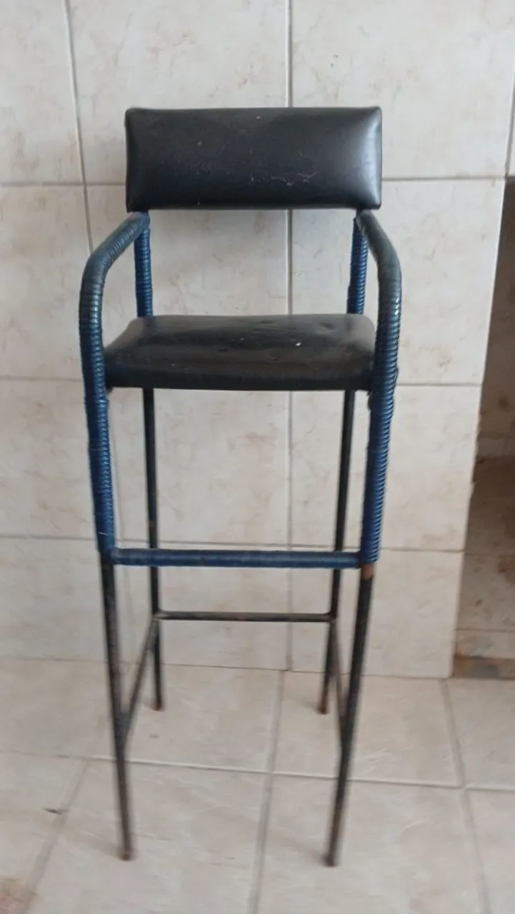 Banqueta alta azul com encosto