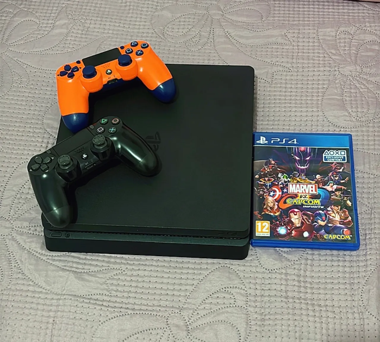 PlayStation 4 + Jogo e dois controles