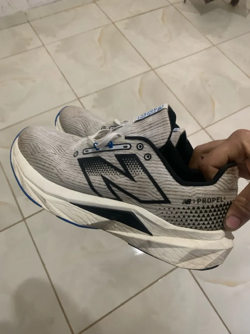 Tênis New Balance FuelCell Propel V5 tamanho 43