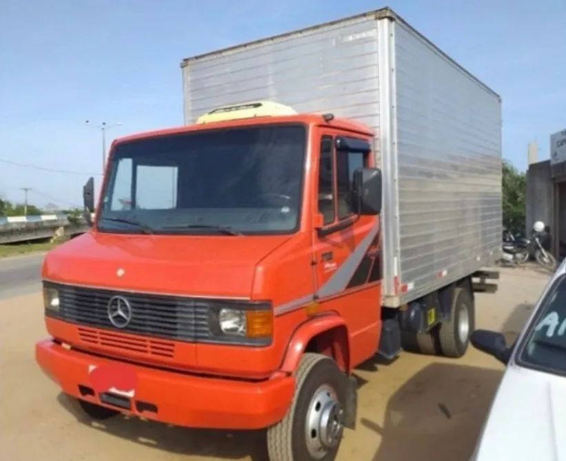 MB 710 baú ano 2012 