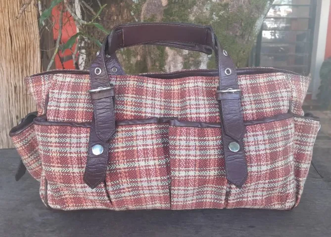 Bolsa de mão, em couro natural e tweed do ateliê Silvia Vaucher.