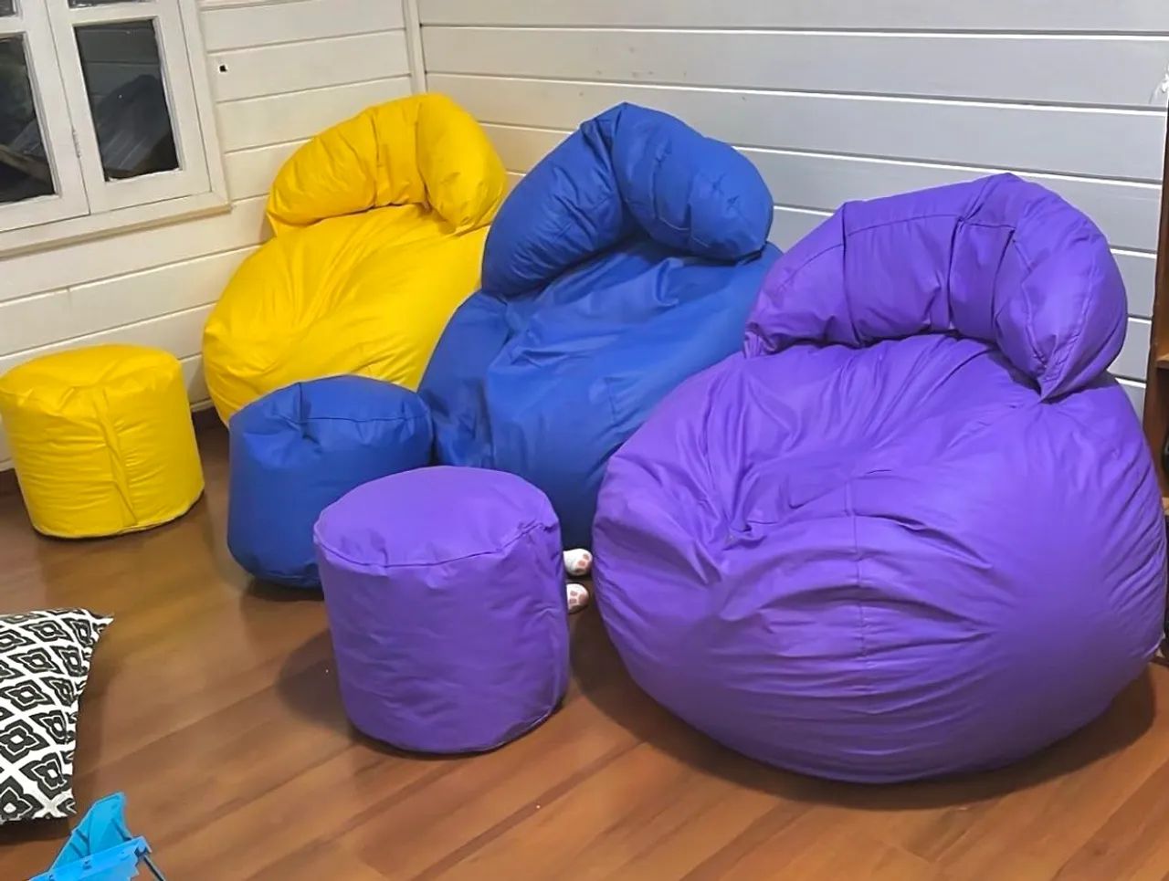 Puff ball-shaped backrest with foot support423932484765634560