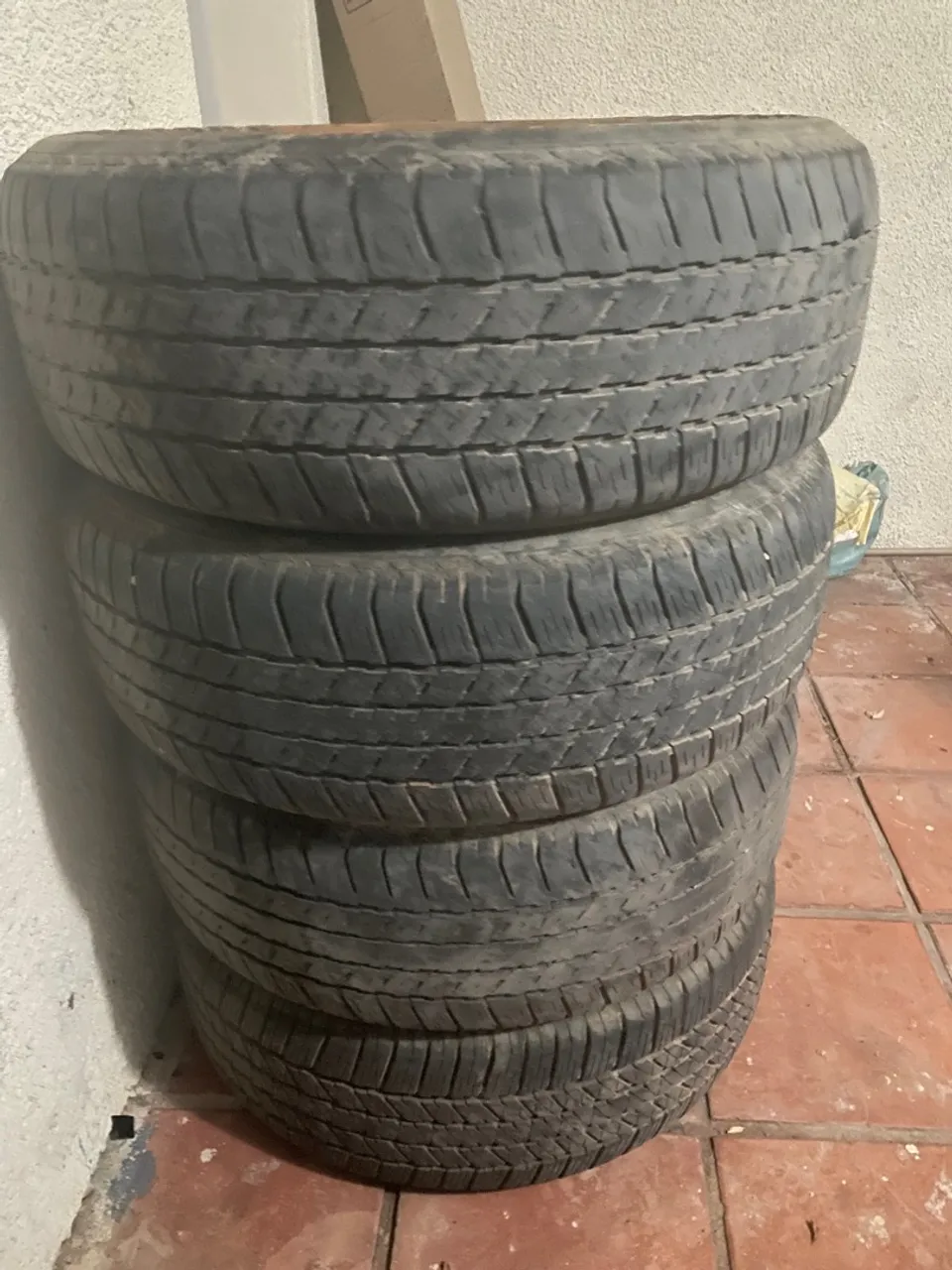 Pneu Bridgestone 265/60 R 18 pneus ótimos . Passo cartão crédito 500 cada