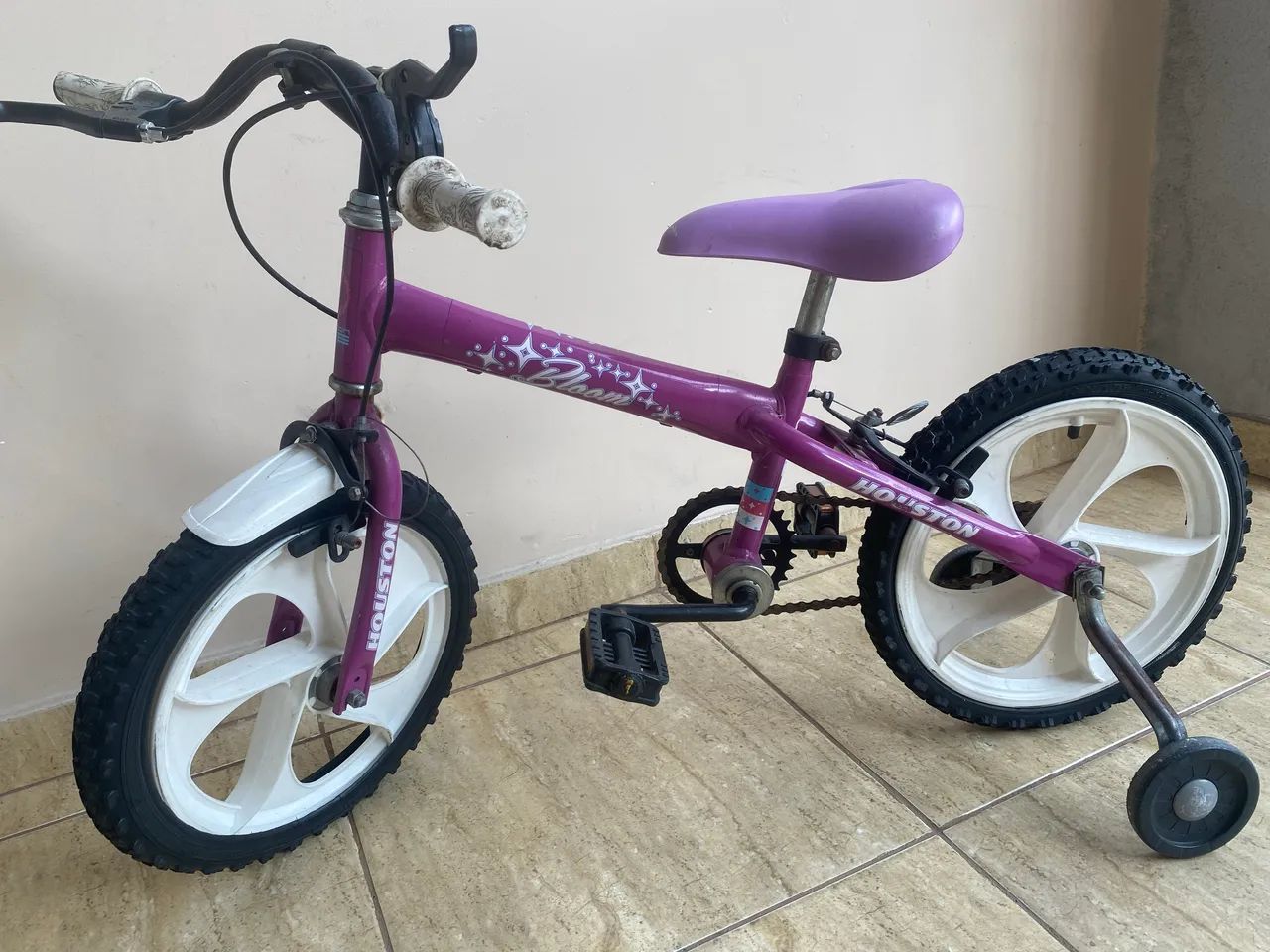 Vendo bicicleta infantil, Obss falta arrumar ô guidom e encher os pneus  - Foto 4