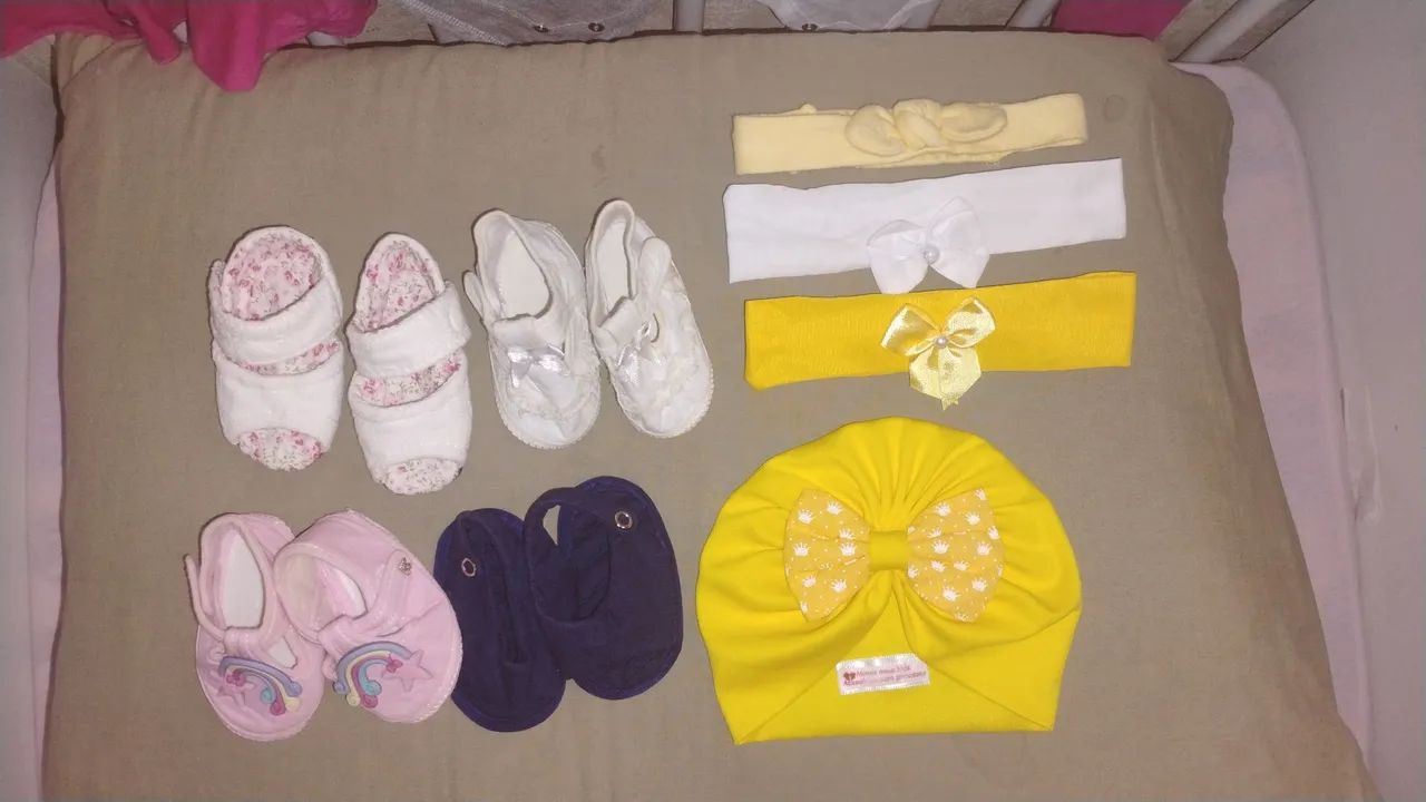 Sapatinhos e coisinhas pra cabeça de menina