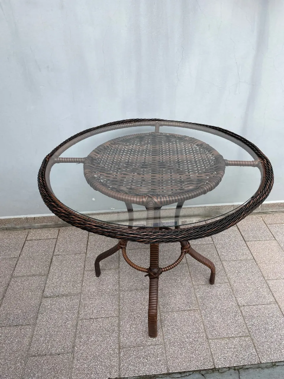 Mesa de Rattan e aço + tampo de vidro