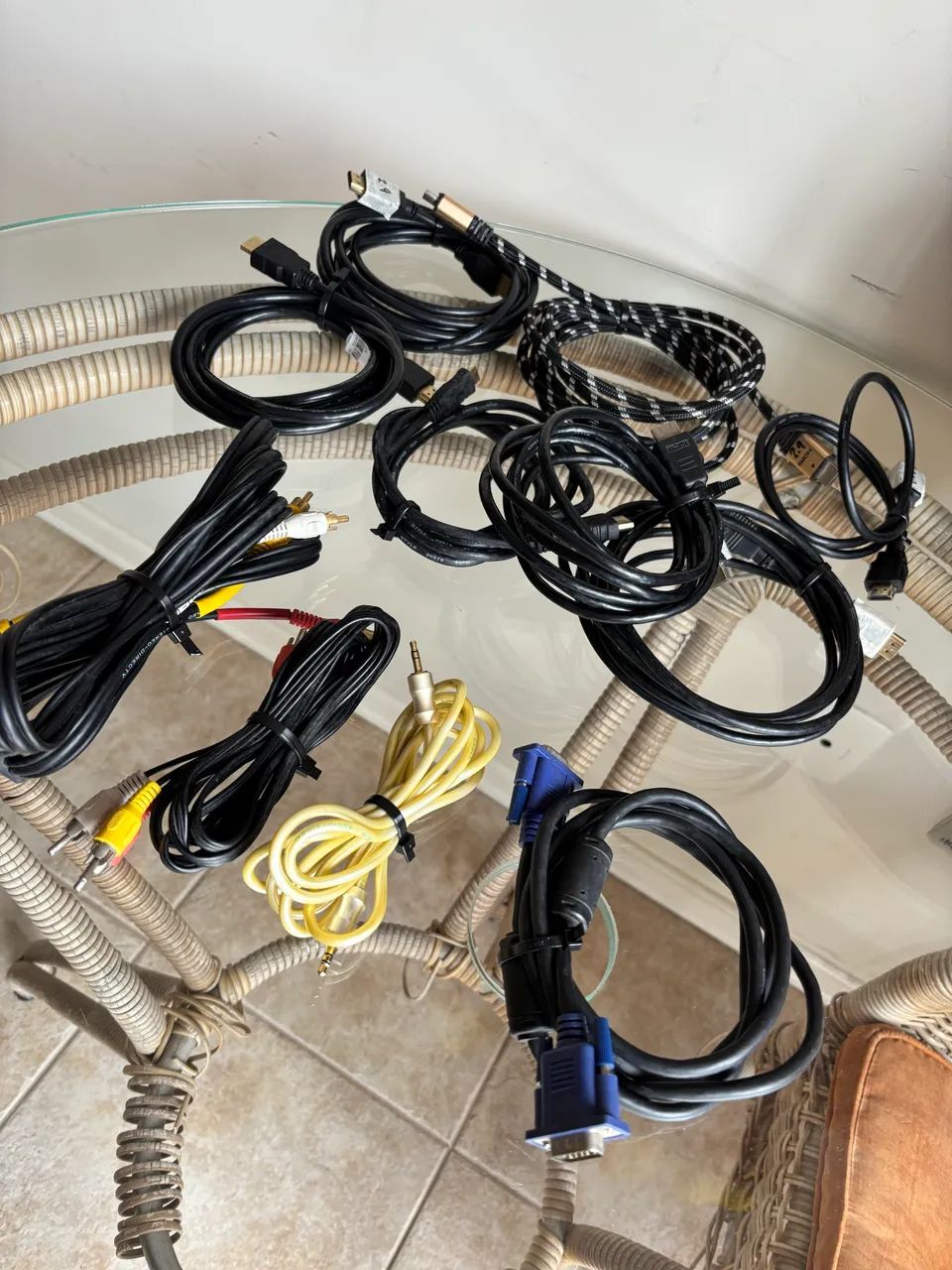 Vários tipos de cabos HDMI, VGA (preço a partir de "conforme anúncio")