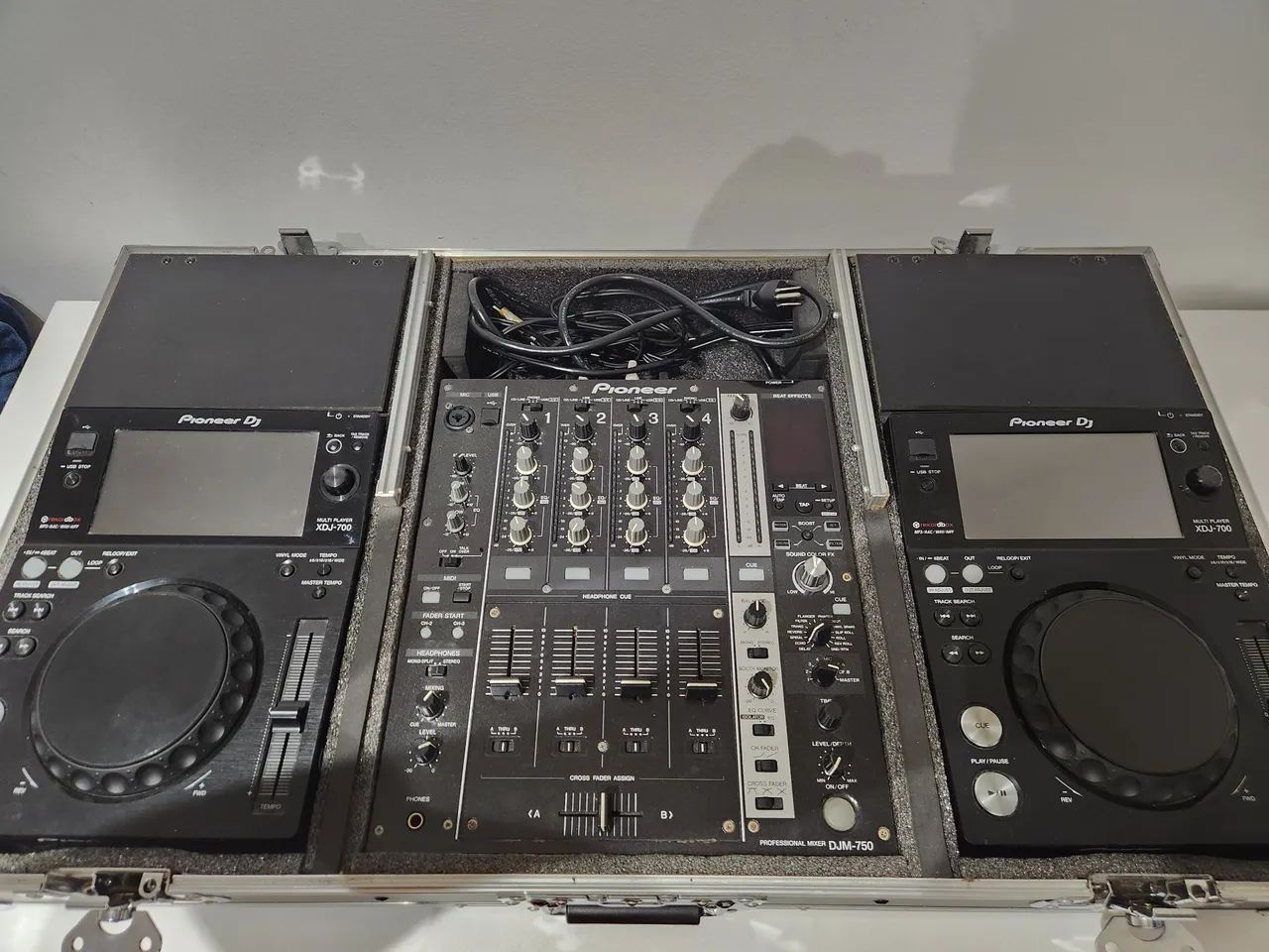 Par XDJ 700 + DJM 750K em ótimo estado com case