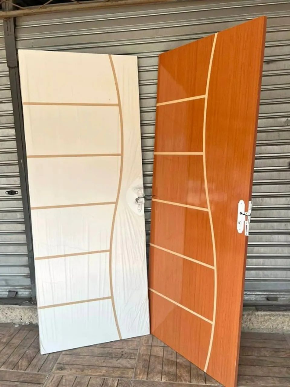 folha de porta de madeira com fechadura 