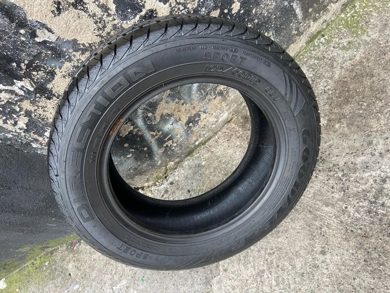 Pneu 195/60/15 Goodyear Semi Novo zerado - Rodou Quase nada  - Foto 3