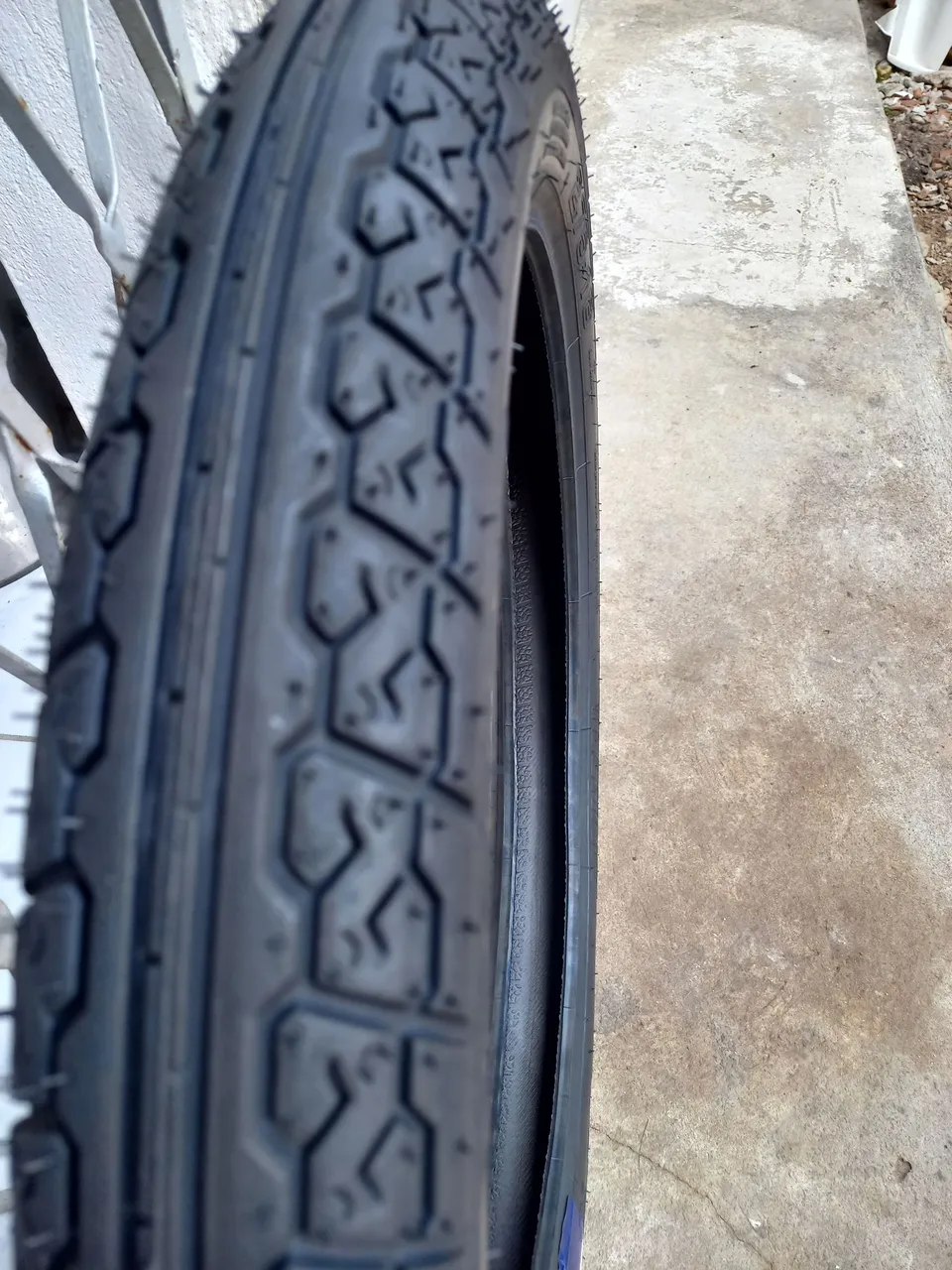 Pneu de Moto aro 18 dianteiro fan titan e ybr tecnich novo