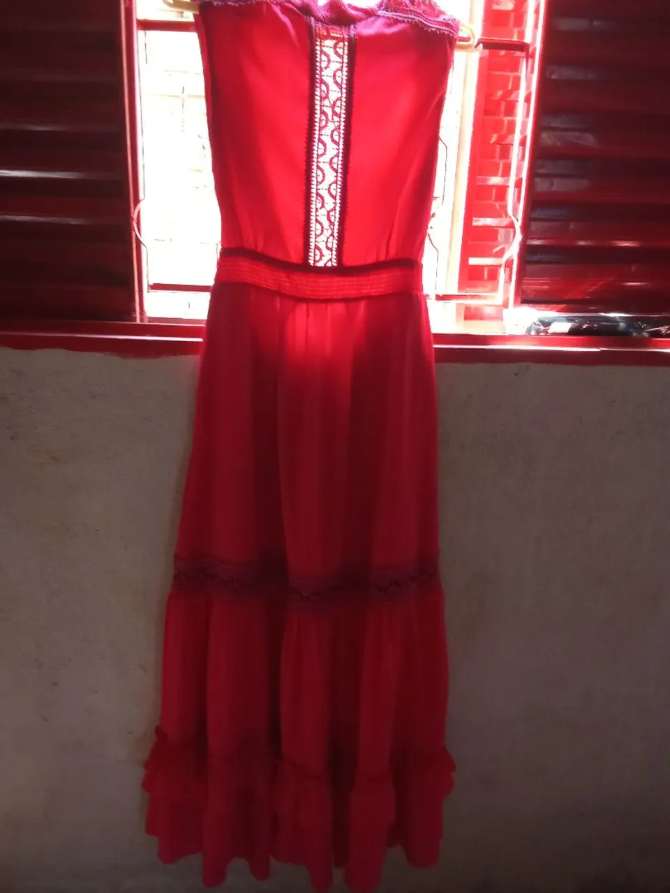 Vestido Longo Vermelho com Detalhes