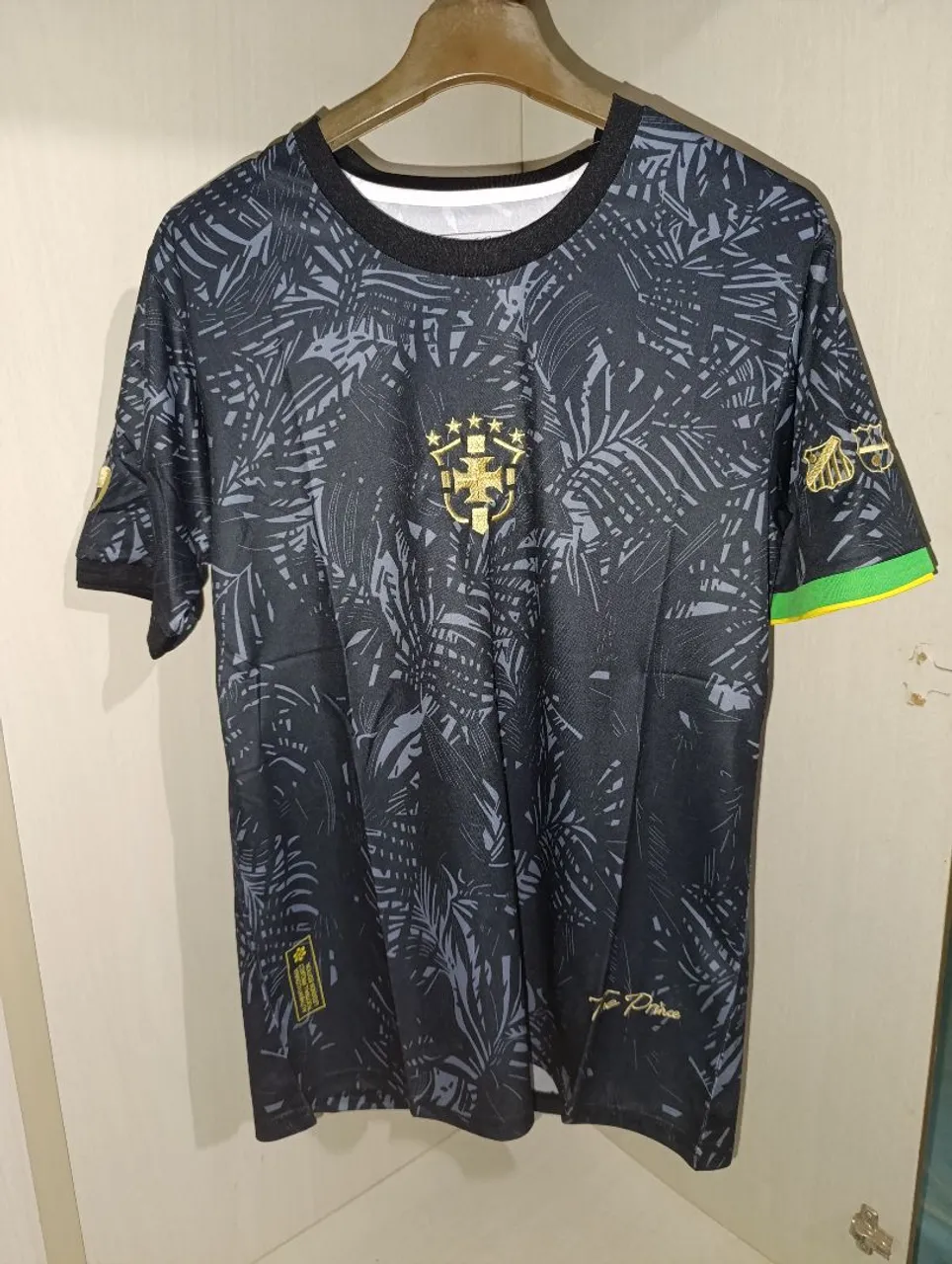 Camiseta Floral Esportiva - Design Exclusivo