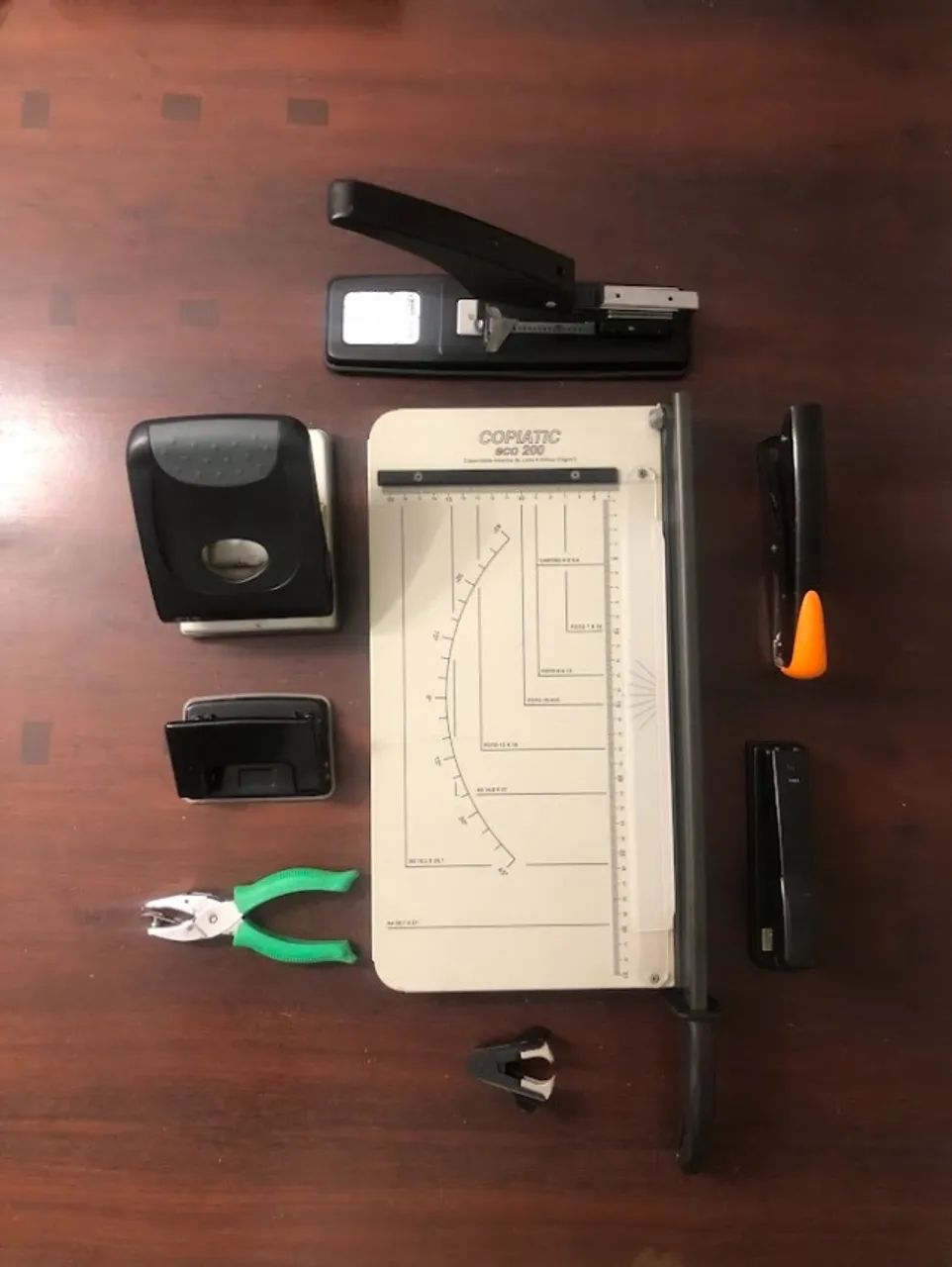 Kit papelaria: guilhotina +grampeadores + furadores