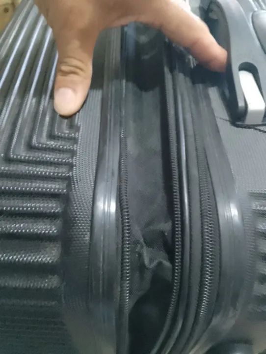 Mala grande pouco rachada  nova por dentro - Foto 3