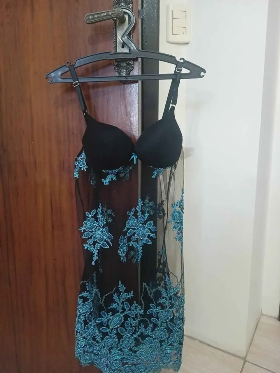 Camisola sensual com detalhes em renda