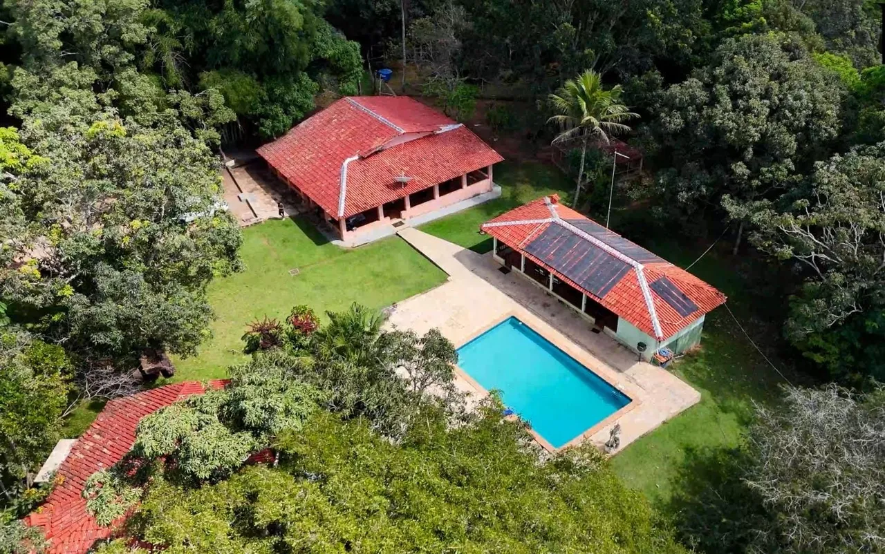 Sítio com piscina, casa e área verde