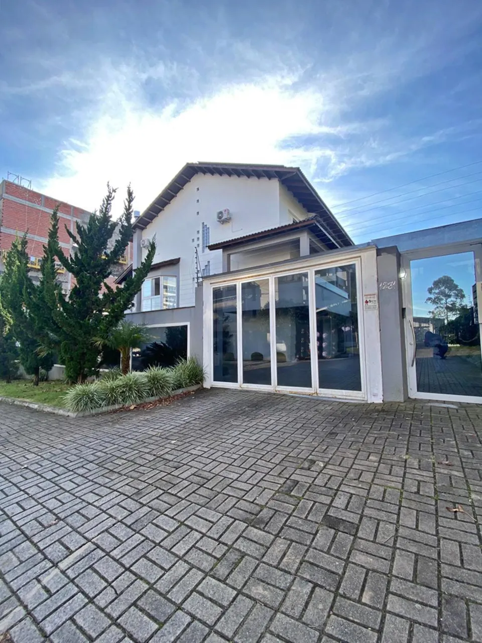 BENTOALVES aluga sobrado de luxo, alto padrão, 03 dorm., 04 vagas, no Jardim América - Cax