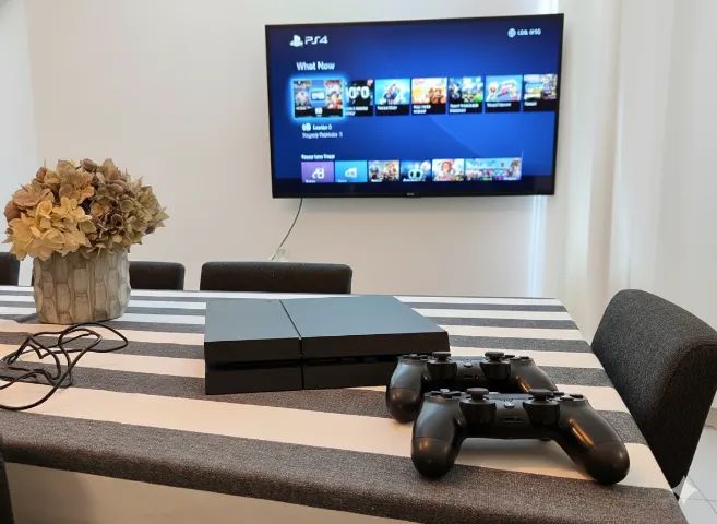 PS4 COM 2 CONTROLES E 1 JOGO
