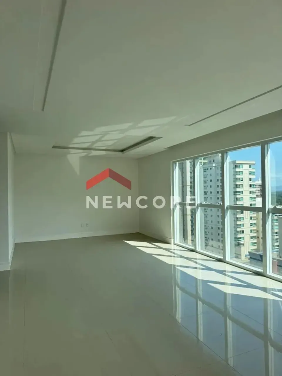 Apartamento em Rua 250 - Meia Praia - Itapema/SC