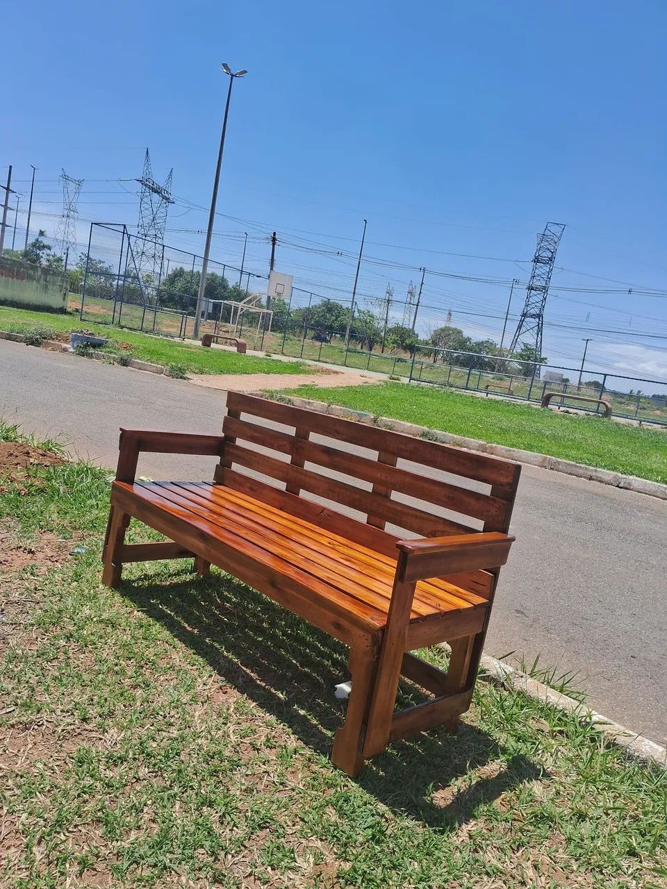 Lindo banco 03 lugares feito com madeira de pallet  - Foto 4
