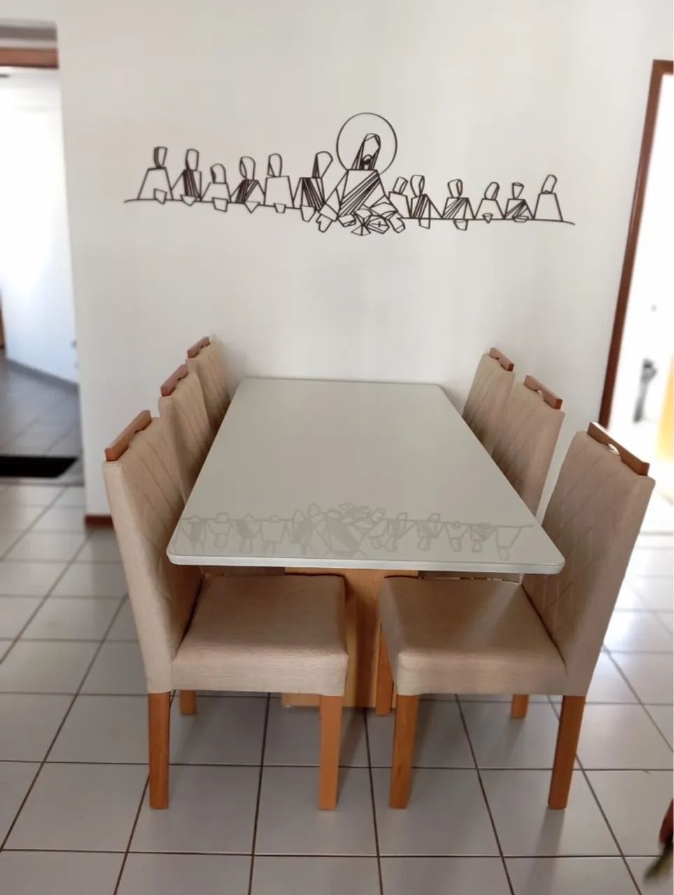 Mesa de Jantar com 6 Cadeiras e Detalhe Religioso