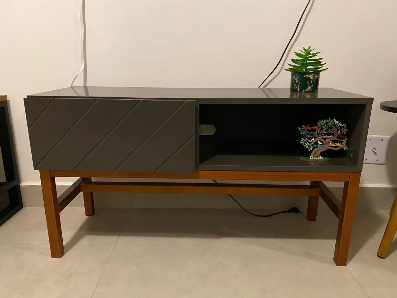 Oppa Portunhol TV Stand in Lead Color