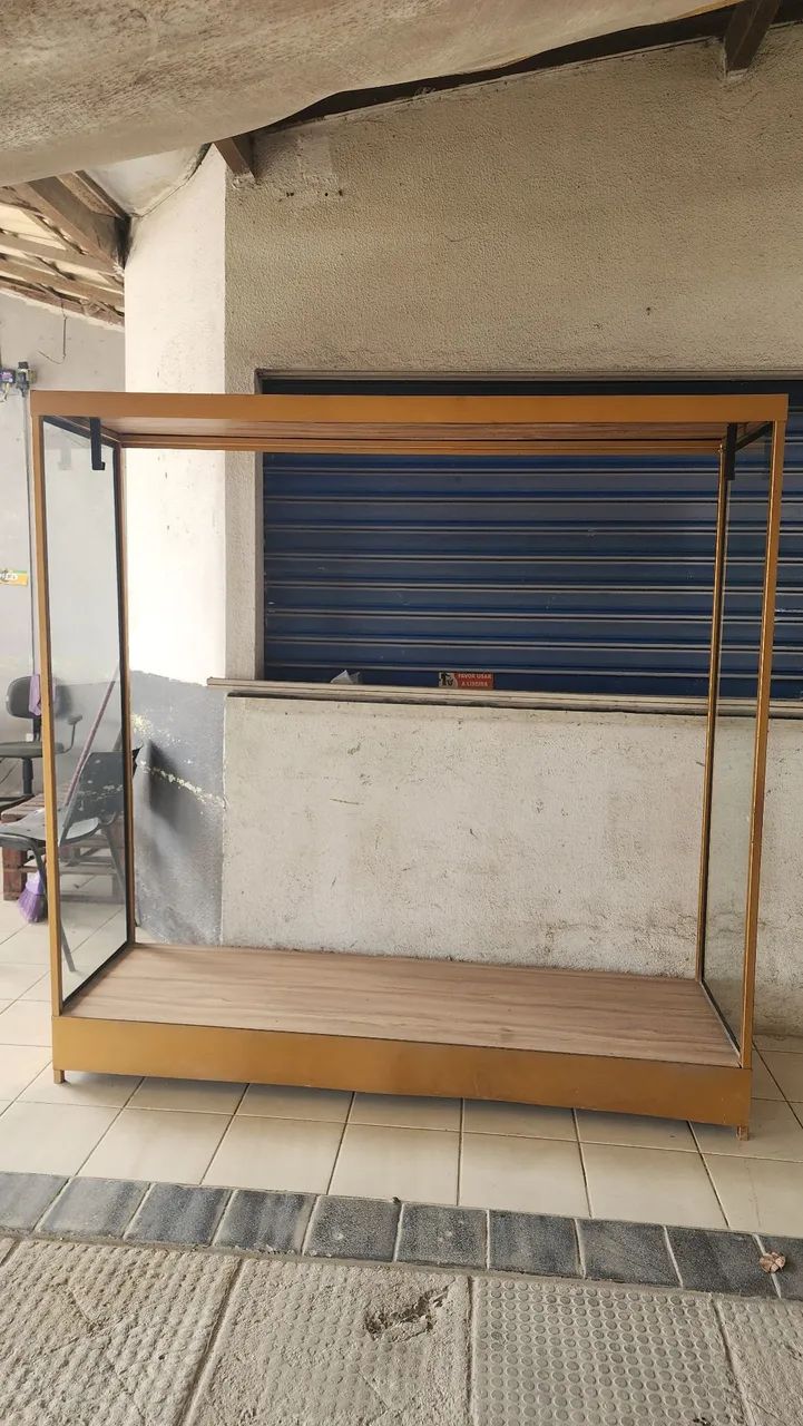 Vendo armário vitrine