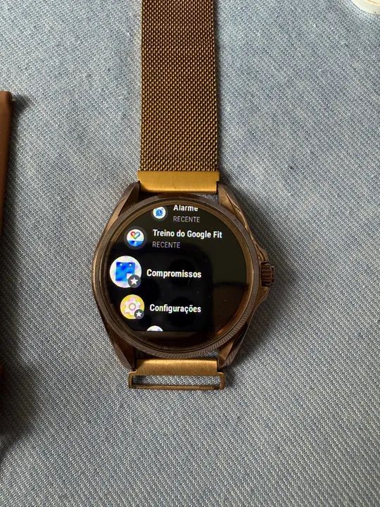 Smartwatch Michael Kors dourado com pulseira de metal - Foto 5