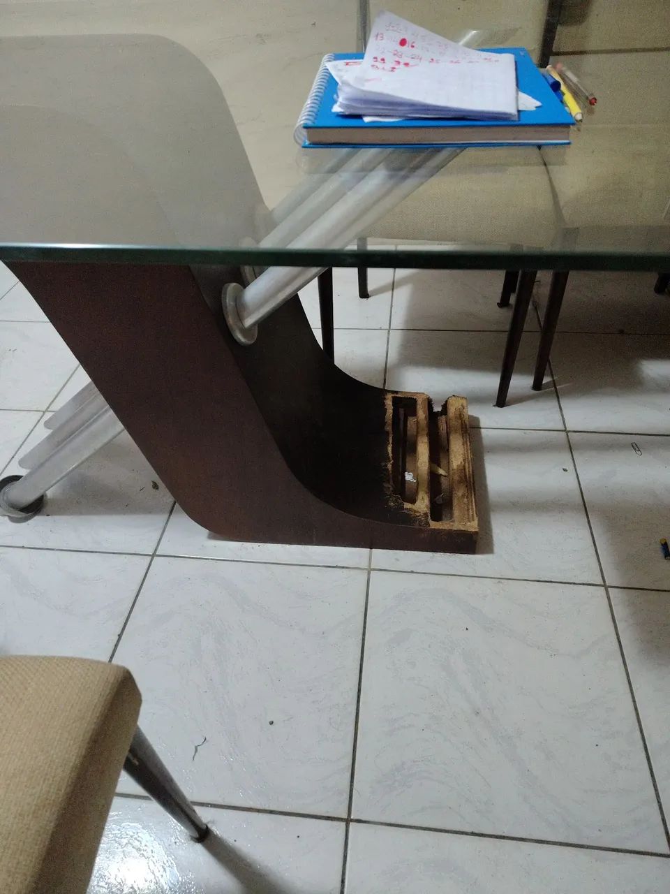 Mesa com 8 cadeiras, Vidro e madeira boa - Foto 3