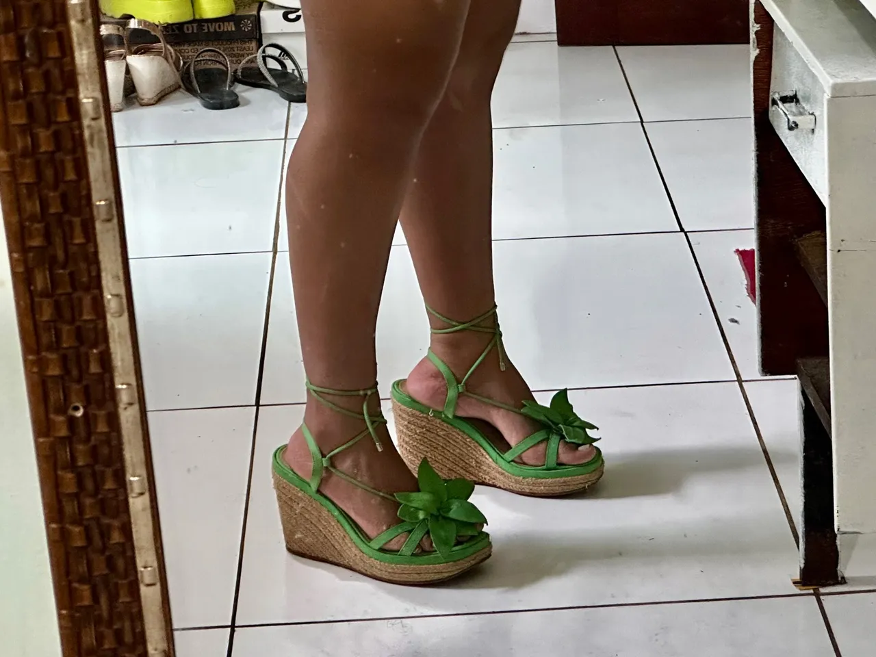 Sandálias verdes plataforma com detalhe de flor
