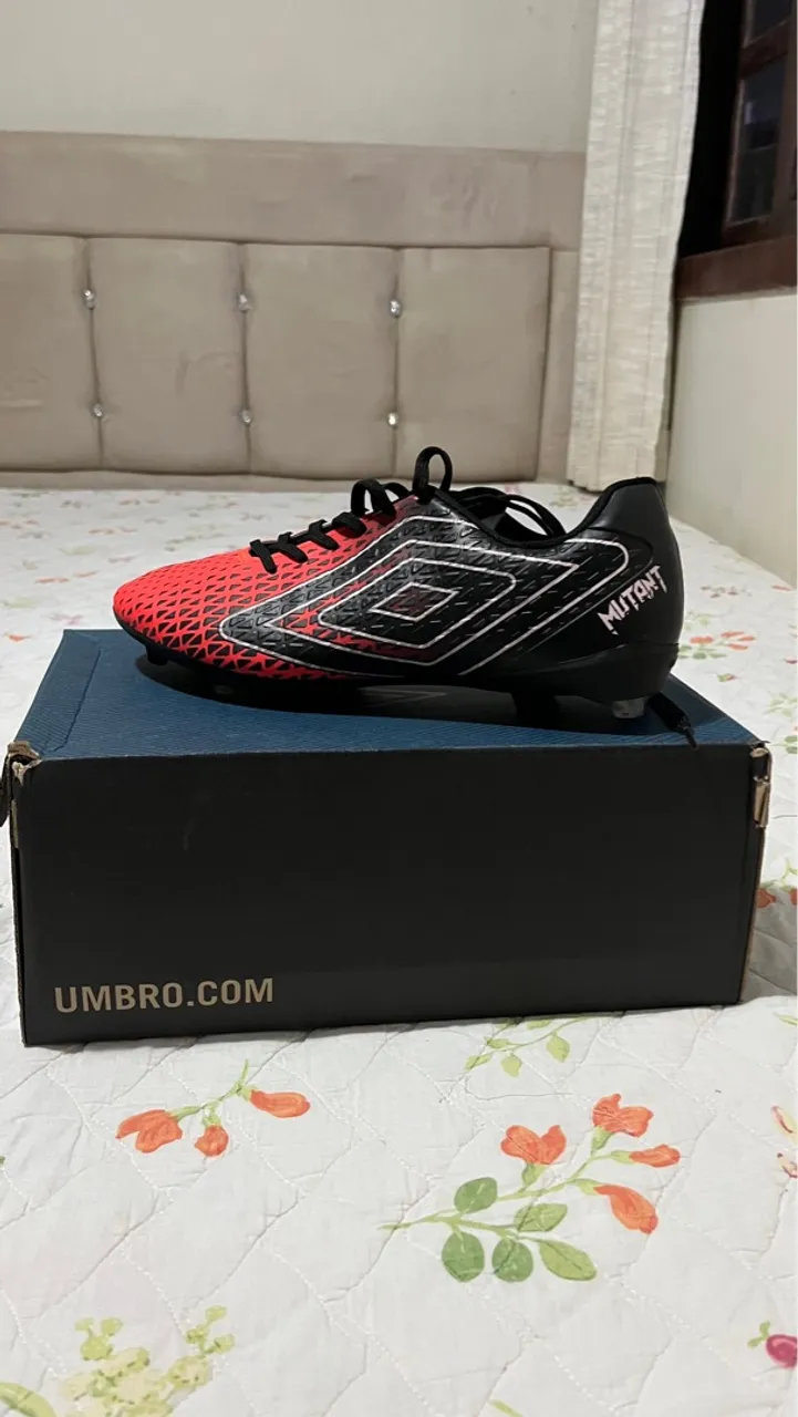 Chuteira Umbro Mutant