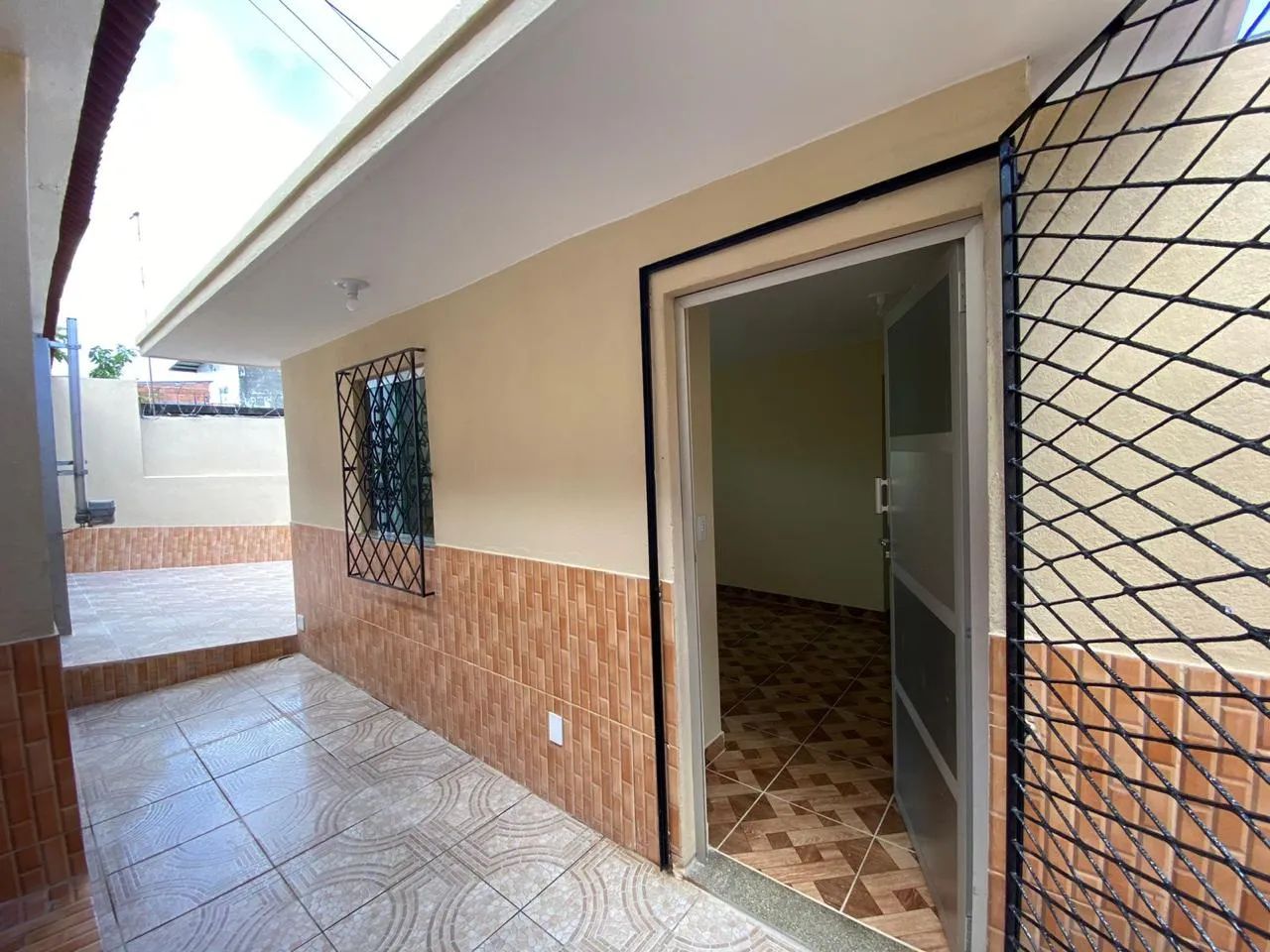 Alugo excelente casa de aproximadamente 110m², no Bairro São Lázaro