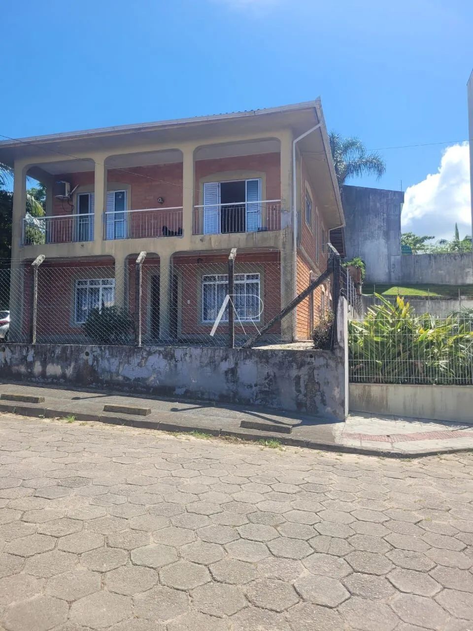 CASA ESPAÇOSA 2 PAVIMENTOS EM COQUEIROS.