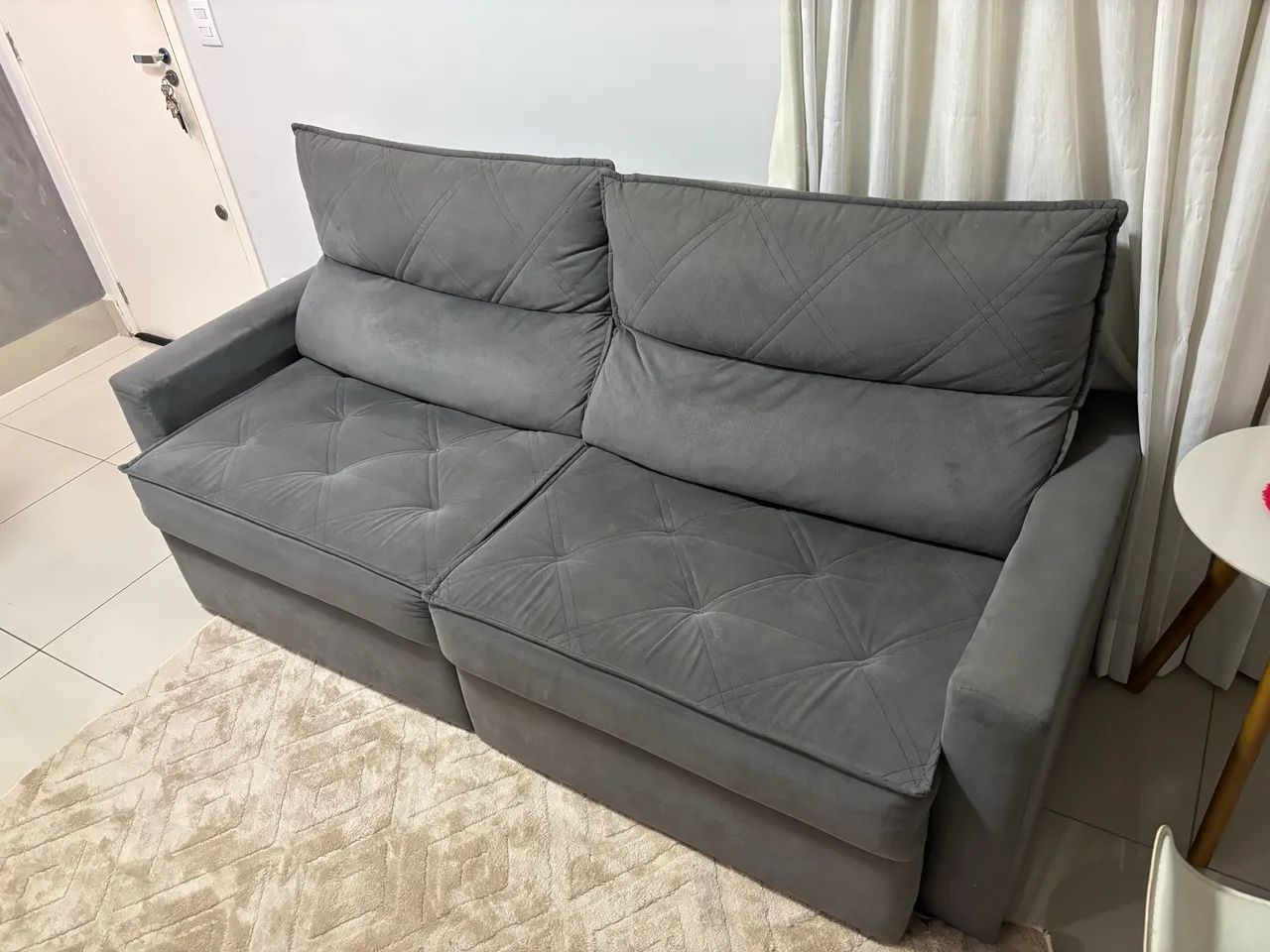 Sofá retrátil - suede cinza chumbo  - Foto 2