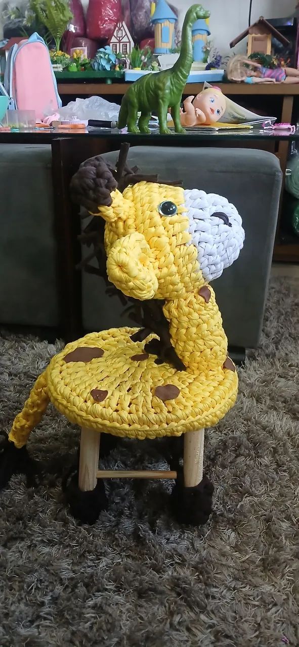 Banquinho  Girafinha em crochê completo  - Foto 3