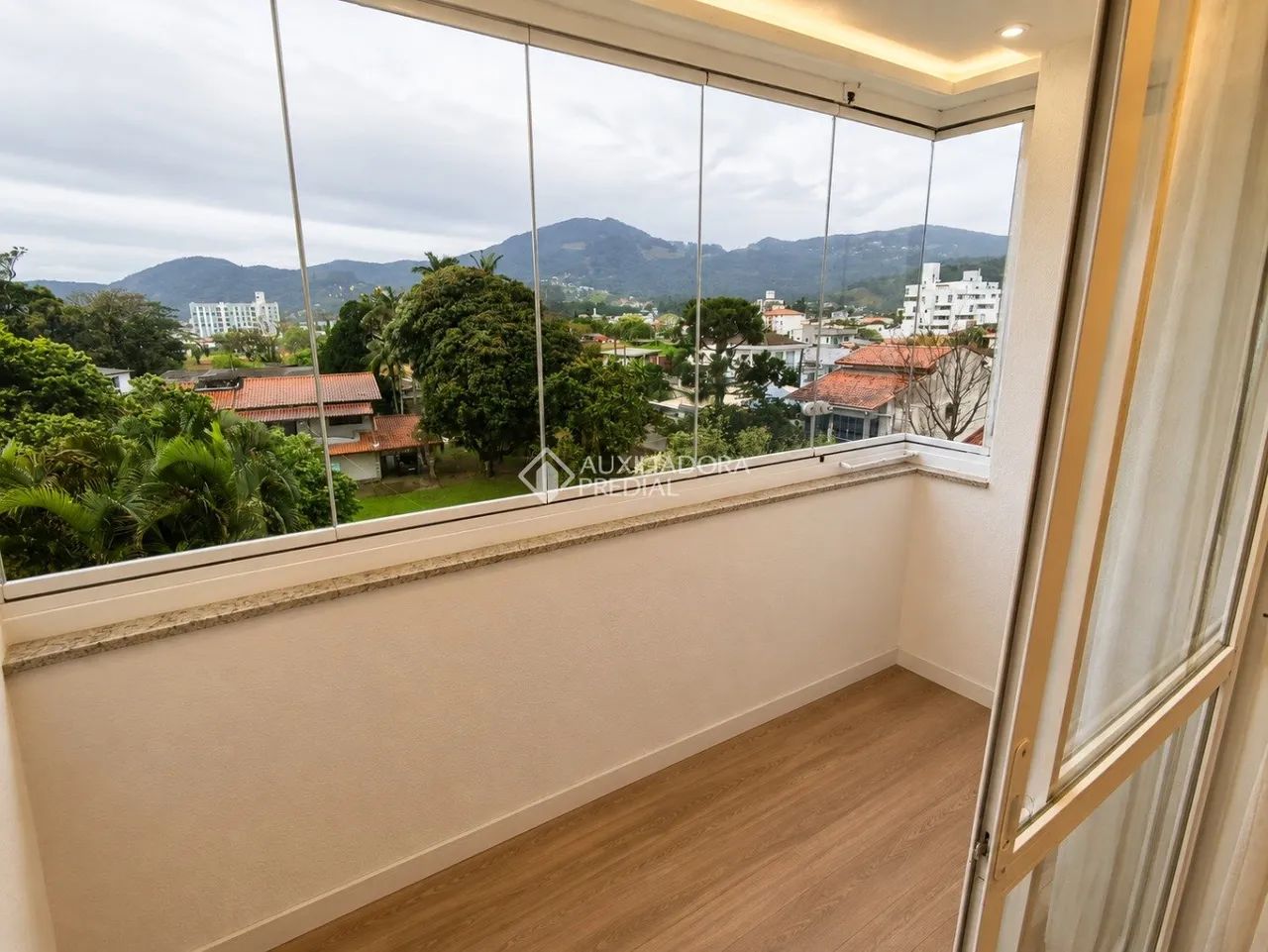 Apartamento Semimobiliado com 2 Dormitórios, Sacada e Garagem Coberta em Biguaçu - Foto 4